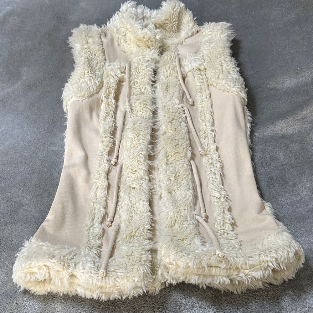 TWISTED HEART Cream Fleece Vest